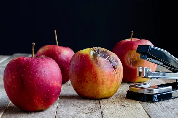 Manzana con grapadora — Foto de Stock