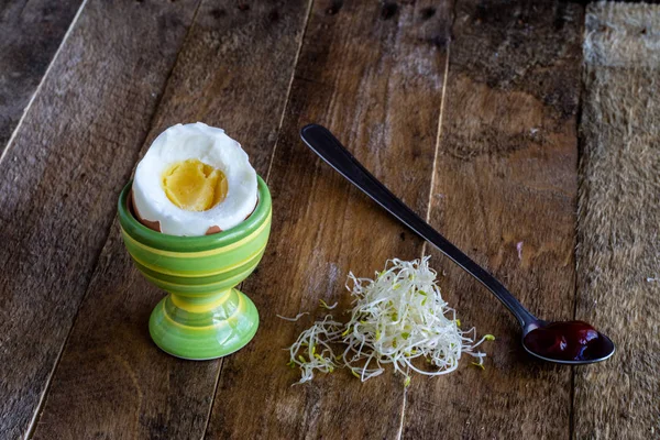 Huevos y brotes — Foto de Stock