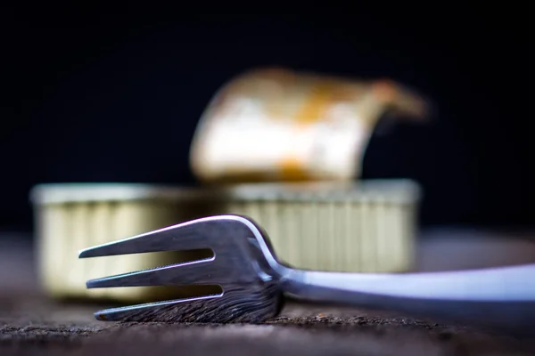 Puede y tenedor en la mesa en la vieja cocina — Foto de Stock