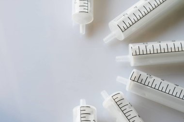 şırıngalar ve stetoskop