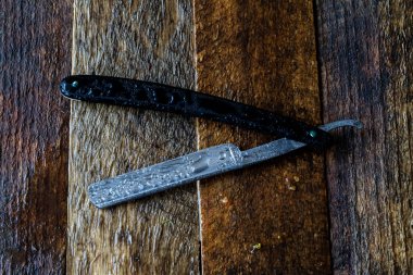 Ahşap bir masa üzerinde ıslak tıraş bıçağı