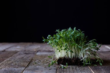 Tere eski mutfak masa, siyah arka plan üzerinde