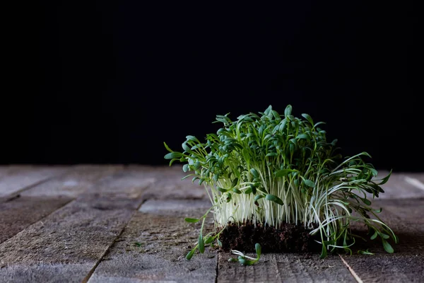 Tere eski mutfak masa, siyah arka plan üzerinde
