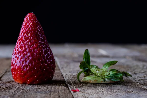 Jordgubbar och mandariner på ett gammalt träbord i ett gammalt kit — Stockfoto