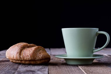 Kahve bir bardak şekerli tatlı ile