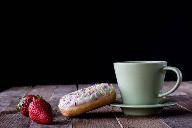 Kahve bir bardak şekerli tatlı ile