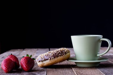 Kahve bir bardak şekerli tatlı ile