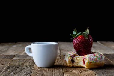 Kahve bir bardak şekerli tatlı ile