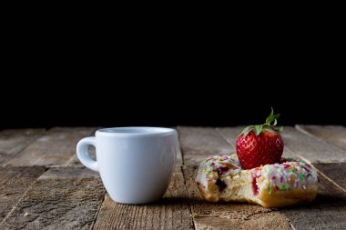 Kahve bir bardak şekerli tatlı ile