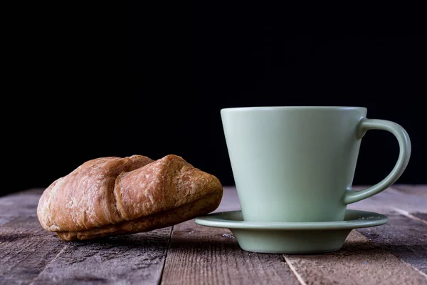 Kaffee in einer Tasse mit einem süßen Dessert — Stockfoto