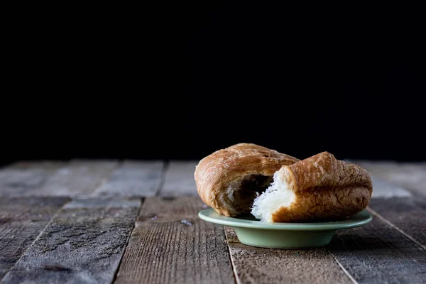 Café em uma xícara com uma sobremesa doce — Fotografia de Stock