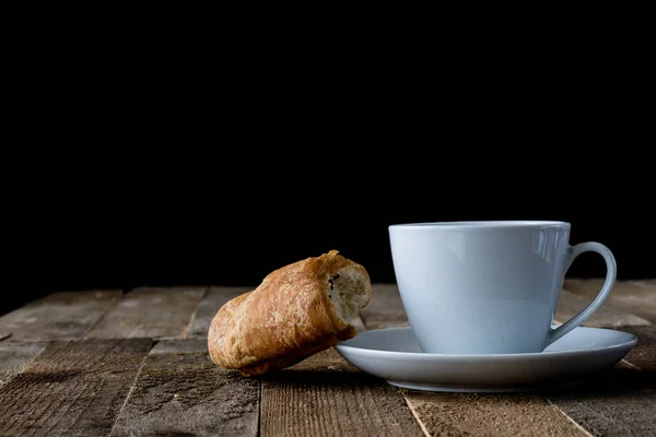 Caffè in una tazza con dolce dessert — Foto Stock