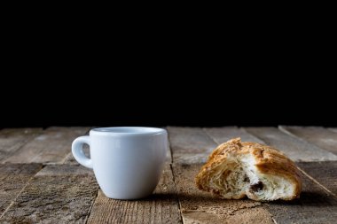 Kahve bir bardak şekerli tatlı ile