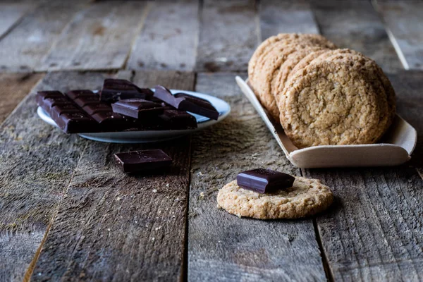 Postre de la mañana en una vieja mesa de madera — Foto de Stock