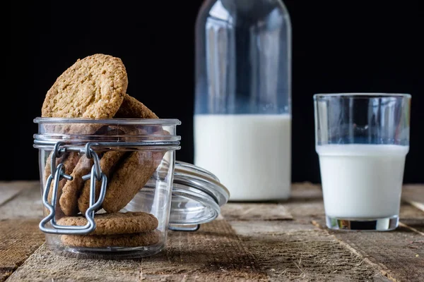 Postre de la mañana en una vieja mesa de madera — Foto de Stock