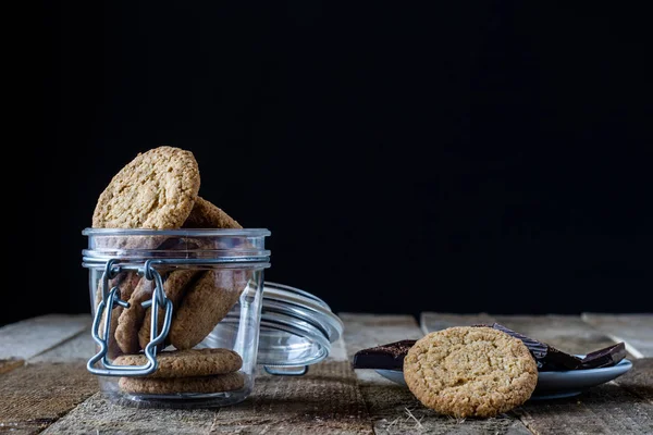 Postre de la mañana en una vieja mesa de madera — Foto de Stock