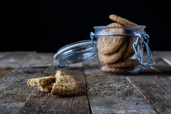 Postre de la mañana en una vieja mesa de madera — Foto de Stock