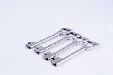 Beyaz bir arka plan üzerinde eski metal anahtarlar