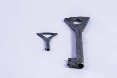 Beyaz bir arka plan üzerinde eski metal anahtarlar