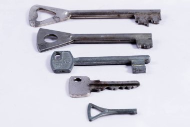 Beyaz bir arka plan üzerinde eski metal anahtarlar