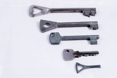 Beyaz bir arka plan üzerinde eski metal anahtarlar