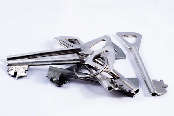 Vecchie chiavi in metallo su sfondo bianco — Foto Stock