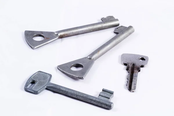 Staré kovové klíče na bílém pozadí — Stock fotografie