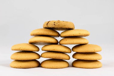 Kuru bisküvi kek beyaz izole arka planda