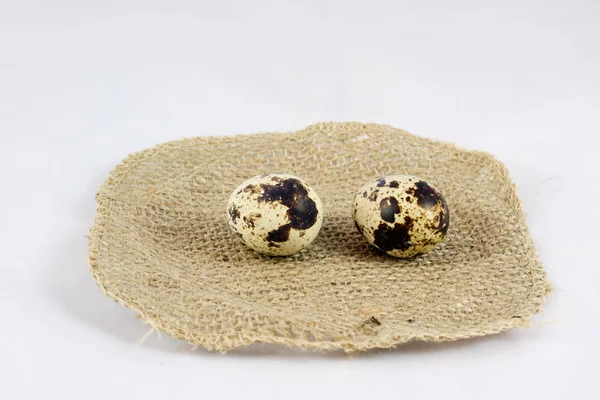Huevos de codorniz sobre un fondo blanco aislado en un molde — Foto de Stock
