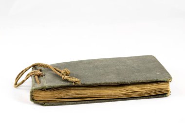 Beyaz izole arka planda eski tozlu kitap