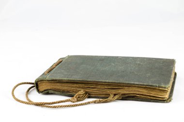 Beyaz izole arka planda eski tozlu kitap
