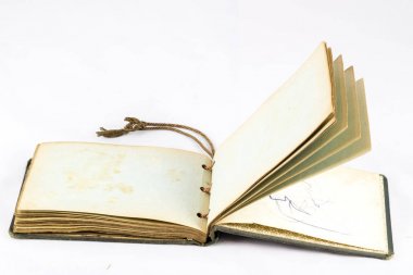 Beyaz izole arka planda eski tozlu kitap