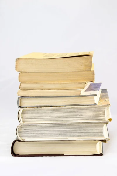Staré zaprášené knihy na bílém pozadí izolované — Stock fotografie