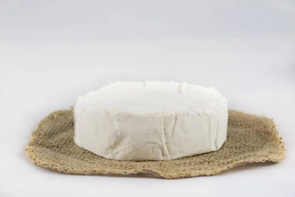 Білий сир на білому ізольованому фоні на дошці — стокове фото