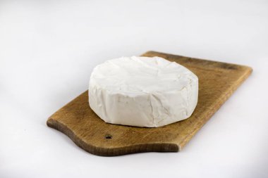 Doğrama kurulu üzerinde beyaz izole arka plan üzerinde beyaz peynir