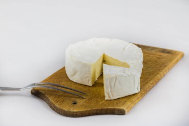 Doğrama kurulu üzerinde beyaz izole arka plan üzerinde beyaz peynir