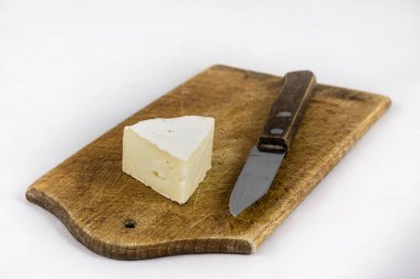 Doğrama kurulu üzerinde beyaz izole arka plan üzerinde beyaz peynir