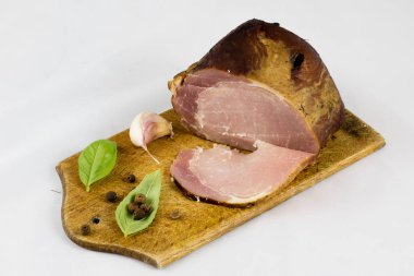 Taze sosis doğrama tahtası beyaz arka plan izole.