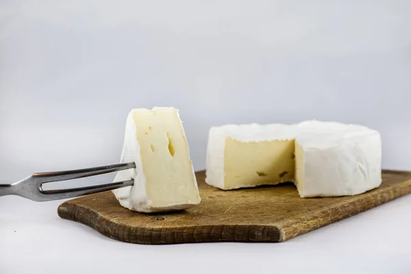 Weißkäse auf weißem, isoliertem Hintergrund auf Schneidebrett — Stockfoto