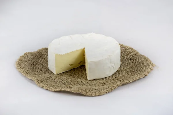 Bílý sýr na bílém pozadí izolované na prkénko — Stock fotografie