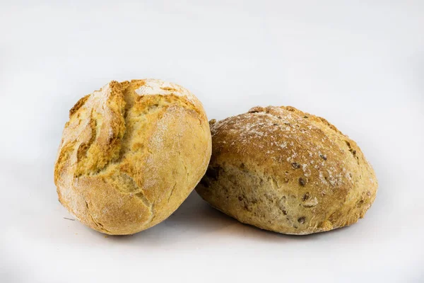 Свежий корки хлеба на белом изолированном фоне — стоковое фото