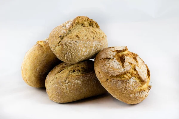 Świeży chrupiący chleb na na białym tle — Zdjęcie stockowe