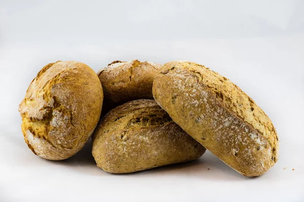 Pão crocante fresco sobre fundo isolado branco — Fotografia de Stock