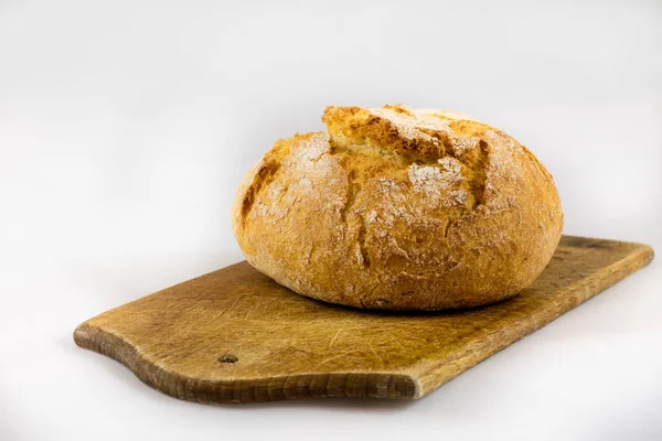 Świeży chrupiący chleb na na białym tle — Zdjęcie stockowe