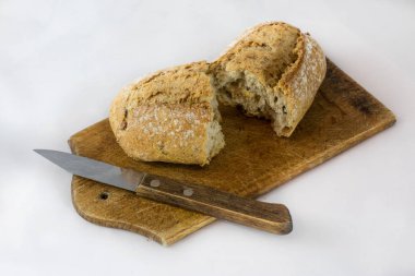 Taze ekmek beyaz izole arka planda