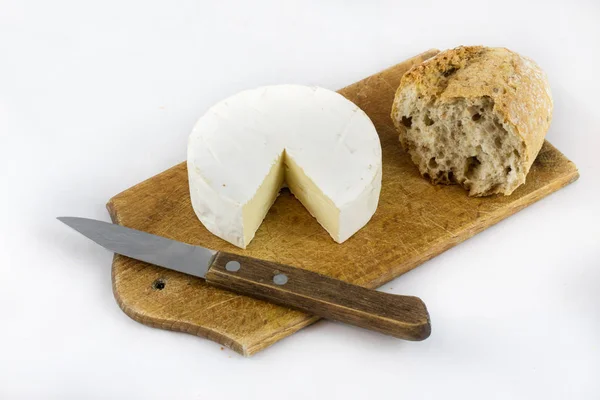 Pan crujiente fresco sobre fondo blanco aislado —  Fotos de Stock