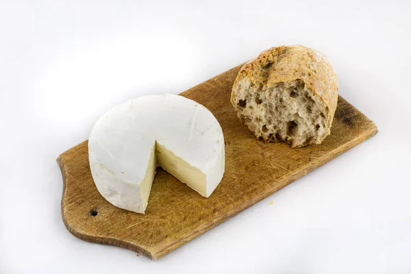 Frisches knuspriges Brot auf weißem Hintergrund — Stockfoto
