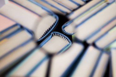 Yığın kitap beyaz izole arka planda