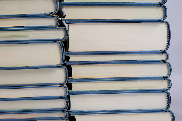Montón de libros sobre fondo blanco aislado — Foto de Stock
