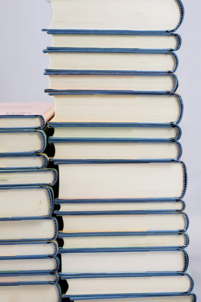 Куча книг на белом изолированном фоне — стоковое фото